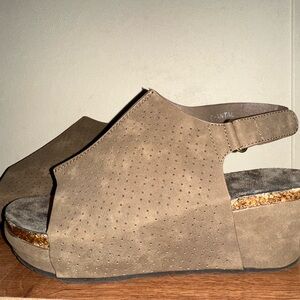 NWT Women’s size 10 tan wedges.